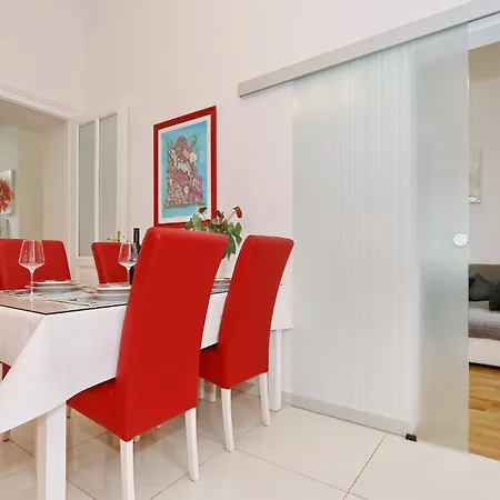 Spacious Zarita 아파트