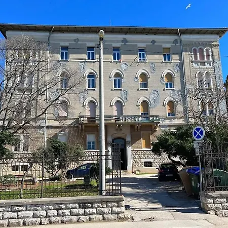 Spacious Zarita 아파트