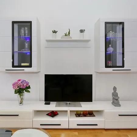 Spacious Zarita