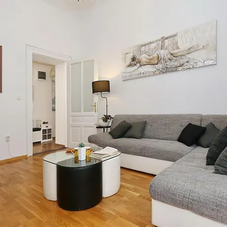 Spacious Zarita 자다르