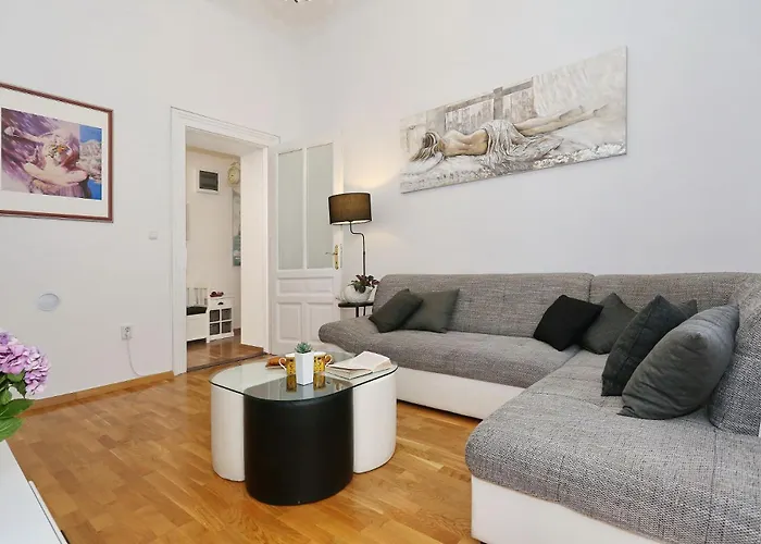 Spacious Zarita 자다르